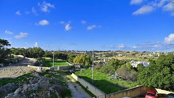 Charming Getaway With Views in Marsascala