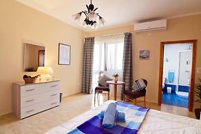 Charming Getaway With Views in Marsascala