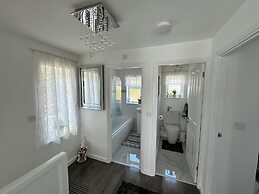 Modern 3-bed Hideaway Near Westgate With Parking