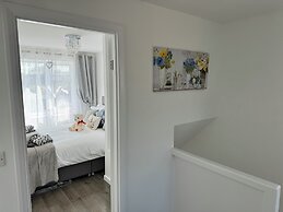 Modern 3-bed Hideaway Near Westgate With Parking