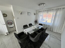 Modern 3-bed Hideaway Near Westgate With Parking