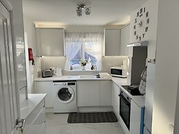 Modern 3-bed Hideaway Near Westgate With Parking