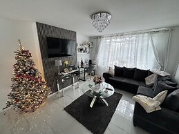 Modern 3-bed Hideaway Near Westgate With Parking