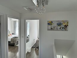 Modern 3-bed Hideaway Near Westgate With Parking