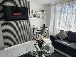 Modern 3-bed Hideaway Near Westgate With Parking