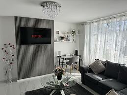 Modern 3-bed Hideaway Near Westgate With Parking