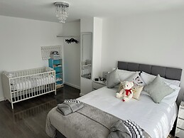 Modern 3-bed Hideaway Near Westgate With Parking