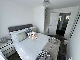 Modern 3-bed Hideaway Near Westgate With Parking