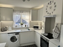 Modern 3-bed Hideaway Near Westgate With Parking