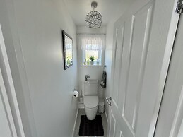 Modern 3-bed Hideaway Near Westgate With Parking