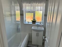 Modern 3-bed Hideaway Near Westgate With Parking