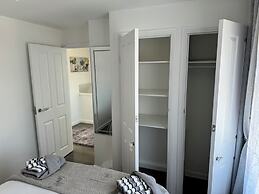 Modern 3-bed Hideaway Near Westgate With Parking
