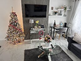 Modern 3-bed Hideaway Near Westgate With Parking