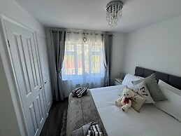 Modern 3-bed Hideaway Near Westgate With Parking