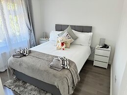 Modern 3-bed Hideaway Near Westgate With Parking