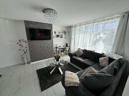 Modern 3-bed Hideaway Near Westgate With Parking