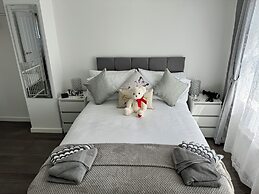 Modern 3-bed Hideaway Near Westgate With Parking