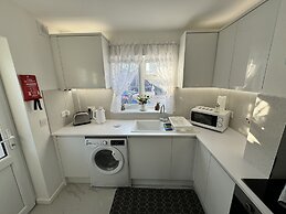 Modern 3-bed Hideaway Near Westgate With Parking