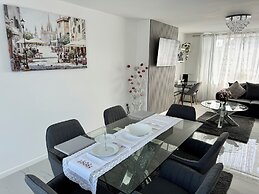 Modern 3-bed Hideaway Near Westgate With Parking