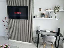 Modern 3-bed Hideaway Near Westgate With Parking