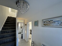 Modern 3-bed Hideaway Near Westgate With Parking