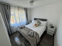 Modern 3-bed Hideaway Near Westgate With Parking