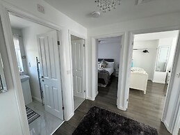 Modern 3-bed Hideaway Near Westgate With Parking