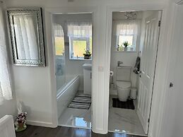 Modern 3-bed Hideaway Near Westgate With Parking