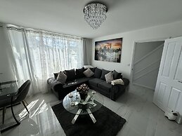 Modern 3-bed Hideaway Near Westgate With Parking