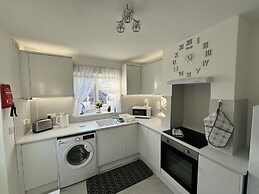 Modern 3-bed Hideaway Near Westgate With Parking