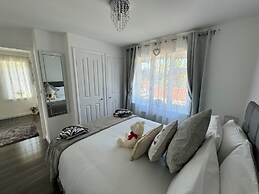 Modern 3-bed Hideaway Near Westgate With Parking