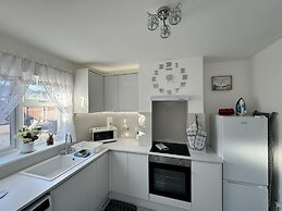 Modern 3-bed Hideaway Near Westgate With Parking