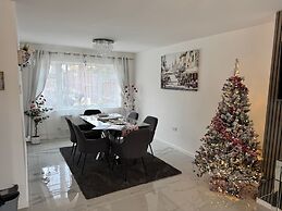 Modern 3-bed Hideaway Near Westgate With Parking