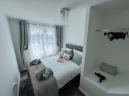 Modern 3-bed Hideaway Near Westgate With Parking