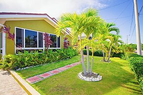 Adorable Beach House In Draxhall