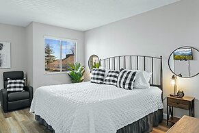 The Loft Picturesque Condo for 6 w/ Epic Views!