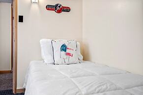 Beachfront Pet Friendly Sleeps 15 Bbq!