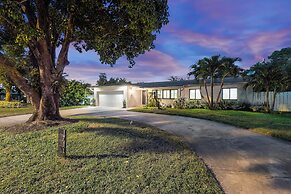 Coastal Retreat Stylish 4 BDR w/ Private Pool!