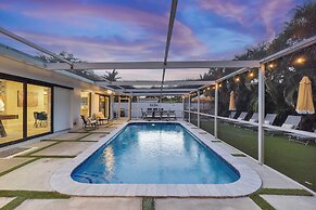 Coastal Retreat Stylish 4 BDR w/ Private Pool!