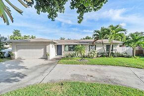 Coastal Retreat Stylish 4 BDR w/ Private Pool!