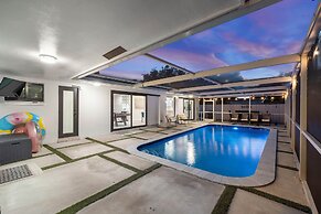 Coastal Retreat Stylish 4 BDR w/ Private Pool!