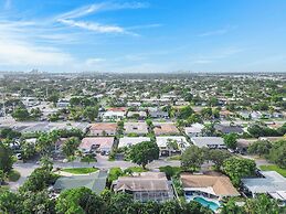 Coastal Retreat Stylish 4 BDR w/ Private Pool!