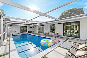 Coastal Retreat Stylish 4 BDR w/ Private Pool!
