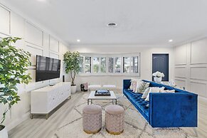 Coastal Retreat Stylish 4 BDR w/ Private Pool!