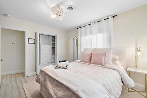 Coastal Retreat Stylish 4 BDR w/ Private Pool!