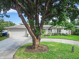 Coastal Retreat Stylish 4 BDR w/ Private Pool!