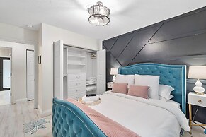 Coastal Retreat Stylish 4 BDR w/ Private Pool!