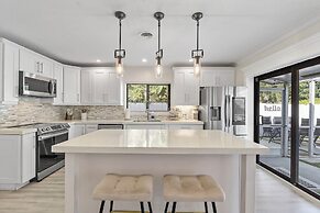 Coastal Retreat Stylish 4 BDR w/ Private Pool!