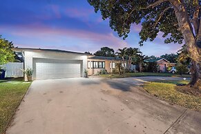 Coastal Retreat Stylish 4 BDR w/ Private Pool!