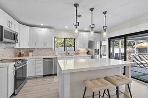 Coastal Retreat Stylish 4 BDR w/ Private Pool!